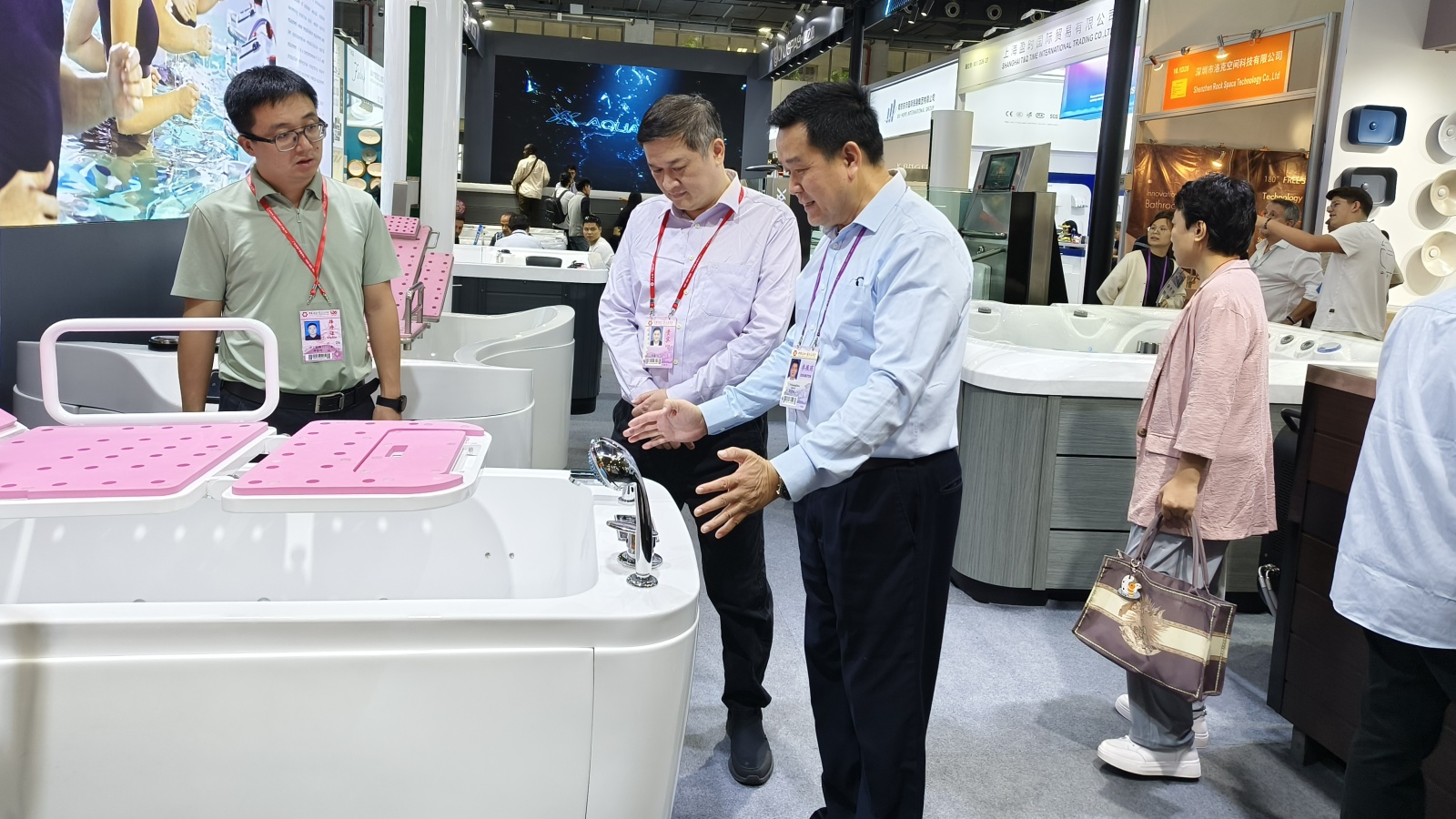 市工信局副局長鄧謙帶隊調研第136屆廣交會家居建材展